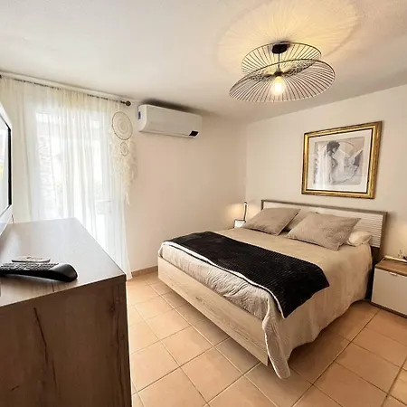 Villa Belle Maison Climatisee, Wifi, 7 Personnes, Piscine Commune, 10 Mn De La Lrcs96